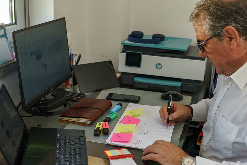 Fotógrafo de marca pessoal em consultoria estratégica com cliente para planeamento de imagem de autoridade.