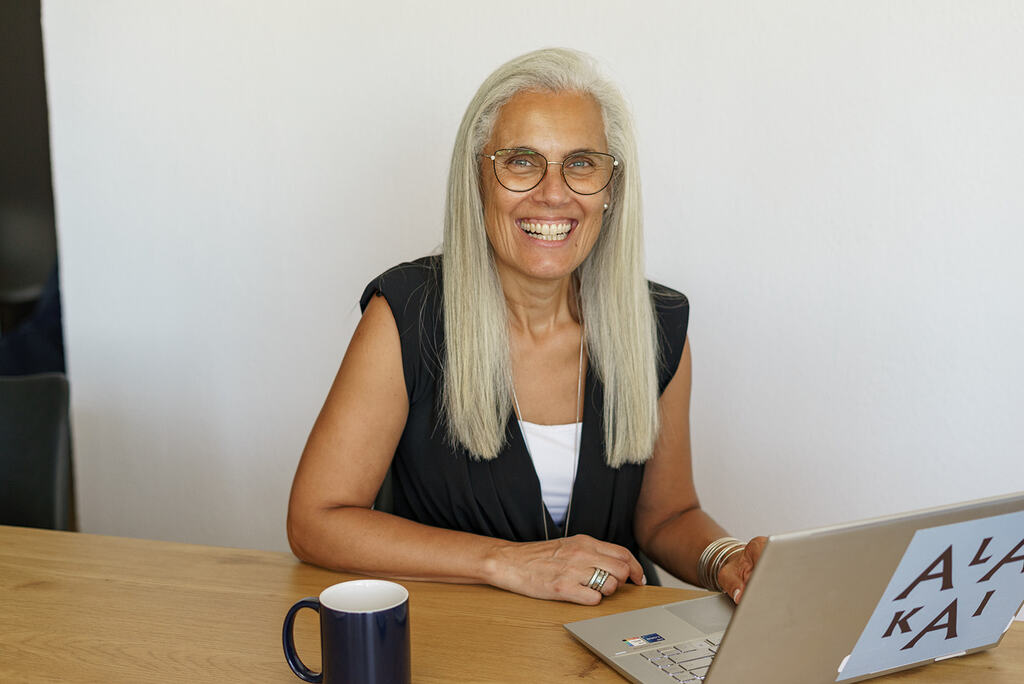 Retrato corporativo de mulher profissional transmitindo confiança e credibilidade em ambiente de escritório.